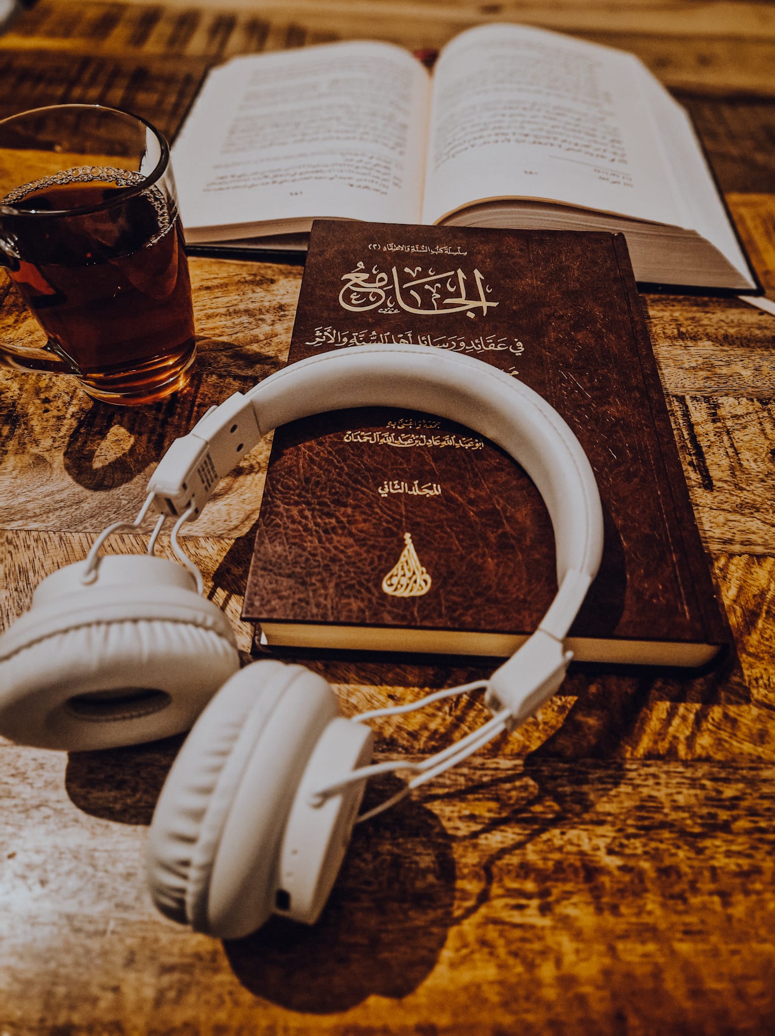 Arabische naslagwerken op het bureau van Al-Bayaan